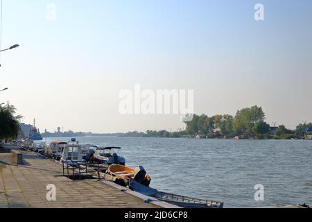 Settembre 13 2021 - Sulina in Romania: Edifici sulla riva del Danubio Foto Stock