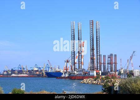 Settembre 15 2021 - Constanta in Romania: La banchina portuale industriale con gru a portale per carichi pesanti, la più grande sul Mar Nero e la più grande 18th in Foto Stock