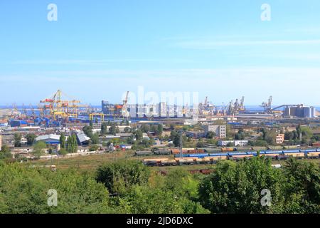 Settembre 15 2021 - Constanta in Romania: La banchina portuale industriale con gru a portale per carichi pesanti, la più grande sul Mar Nero e la più grande 18th in Foto Stock