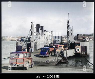 Auto e persino un pulmino Pickfords, che si imbarchera sul traghetto Torpoint a Plymouth, Devon, Inghilterra. Versione colorata di : 10082322 Data: 1950s Foto Stock