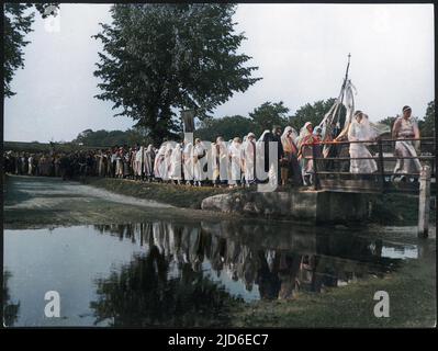 Nel Medioevo, i pellegrini si sono arenati al Santuario di nostra Signora di Walsingham, Norfolk, lasciando i loro sandali nella 'Cappella lipper' e camminando a piedi nudi 2 miglia per il santuario versione colorizzata di : 10145560 Data: 1930s Foto Stock