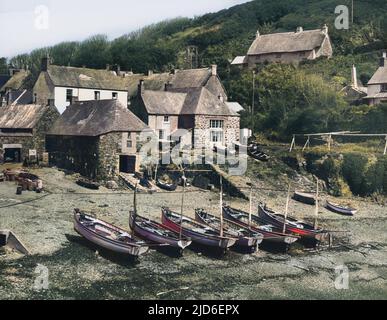 Cadgwith, un grazioso villaggio di pescatori sulla costa della Cornovaglia, Inghilterra. Versione colorata di : 10157188 Data: 1950s Foto Stock