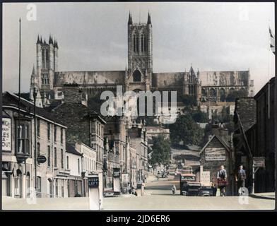 Una bella panoramica della città di Lincoln, Inghilterra, con la sua maestosa cattedrale, fondata per la prima volta dal vescovo normanno Remigius nel 1086. Versione colorata di : 10155612 Data: 1940s Foto Stock