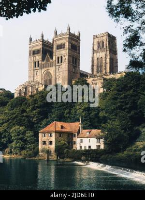 Cattedrale di Durham, vista dall'altra parte del fiume Wear. La parte principale è Normanna, costruita tra il 1093 e il 1133. L'imponente torre centrale fu costruita intorno al 1470. Versione colorata di : 10158598 Data: 1940s Foto Stock