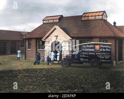 La piccola ambulanza animale del dispensario del popolo per gli animali malati (P.D.S.A.) arriva al Sanitorium di Ilford, Essex, Inghilterra. Versione colorata di : 10167302 Data: Inizio 1930s Foto Stock