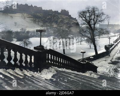 Inverno a Edimburgo, Midlothian, Scozia. Si affaccia su West Princes Street Gardens verso il castello di Edimburgo. Versione colorata di : 10180367 Data: 1960s Foto Stock