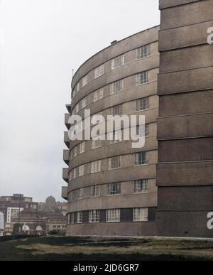 Cave Hill Flats, Leeds, Yorkshire, Inghilterra, sono stati modellati sugli appartamenti Karl Marx Hof a Vienna, Austria. La struttura in acciaio e gli edifici rivestiti in calcestruzzo sono stati demoliti 1978 versione colorizzata di : 10182383 Data: Costruito fine 1930s Foto Stock