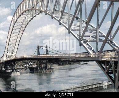 Un'impressione impressionante dell'allora nuovo Runcorn - Widnes Bridge, che collega Cheshire con il Lancashire, attraverso il canale della nave di Manchester. Versione colorata di : 10181909 Data: 1962 Foto Stock