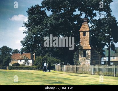 Il villaggio si blocca, accanto alla strada e adiacente al laghetto, Lingfield, Surrey, Inghilterra. Qui delinquenti e simili sono stati puniti. Originariamente un santuario lungo la strada. Versione colorata di : 10181569 Data: 1930s Foto Stock