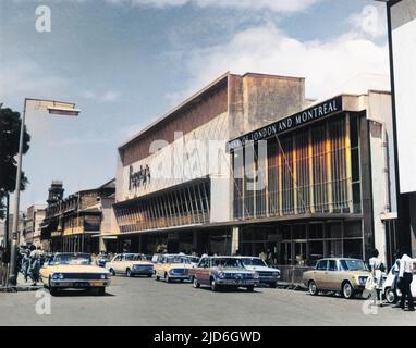 Una scena di strada nel porto di Spagna, Trinidad, Indie Occidentali, mostrando un sacco di automobili e la Banca di Londra e Montreal. Versione colorata di : 10183946 Data: 1960s Foto Stock