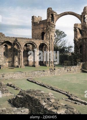 Le belle rovine del Priorato di Lindisfarne, sull'isola di Lindisfarne (o Isola Santa), al largo di Northumberland, Inghilterra. Costruito nel 1093 su sito di un monastero del 7th secolo. Versione colorata di : 10187761 Data: Fondata nel 1093 Foto Stock