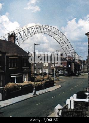 Un'impressione impressionante dell'allora nuovo Runcorn - Widnes Bridge, che collega Cheshire con il Lancashire, attraverso il canale della nave di Manchester. Versione colorata di : 10188327 Data: 1962 Foto Stock