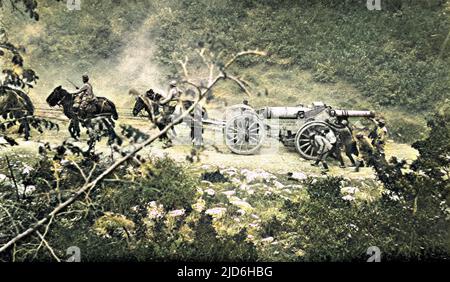 Una batteria francese di armi pesanti si sposta su una ripida collina durante i combattimenti con l'esercito bulgaro al confine macedone, ottobre 1916. La batteria faceva parte dell'esercito alleato con sede nel porto greco di Salonika e richiedeva una squadra di sedici cavalli per spostare l'arma sulla forte pendenza raffigurata. Versione colorata di: 10219714 Data: 1916 Foto Stock