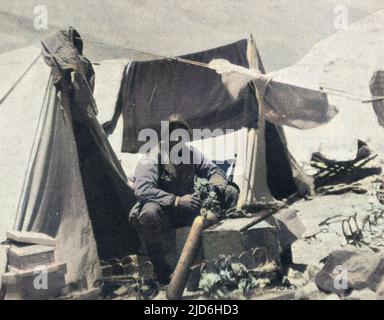 Fotografia di Andrew Comyn Irvine (1902-24), il climber britannico, che lavora su una bottiglia di ossigeno nel campo di spedizione Everest, 1924. Irvine, anche se un arrampicatore relativamente inesperto, era un esperto nella manutenzione e nella riparazione dei serbatoi di ossigeno ed è stato per questa abilità che è stato scelto per accompagnare George Leigh Mallory per il loro tentativo fatale su Everest. Versione colorata di: 10217918 Data: 1924 Foto Stock