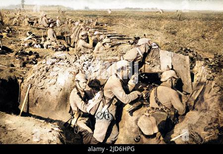 L'arma che si dice abbia cambiato tattica tedesca di fanteria: Una mitragliatrice nelle trincee tedesche. Versione colorata di: 10220445 Data: 1914 Foto Stock