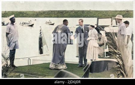 ELISABETTA II arriva con il Duca di Edimburgo che scuote le mani con i Mugabi di Ankole a Katunguru durante una breve visita in Uganda nel 1954. Versione colorata di: 10236389 Data: 1954 Foto Stock