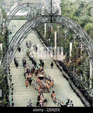 Il pullman Golden state passa sotto i grandi archi e le corone dorate che decorano il Mall, Londra durante la processione per l'Abbazia di Westminster per l'incoronazione della Regina Elisabetta II nel giugno 1953. Versione colorata di: 10512178 Data: 1953 Foto Stock