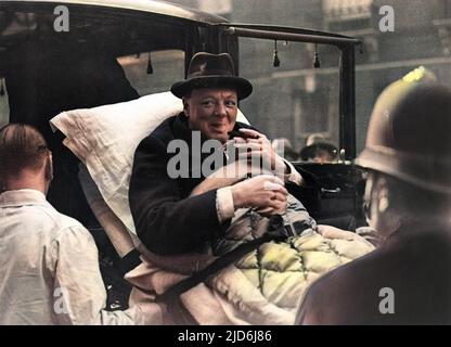 Winston Churchill (1874-1965), politico inglese, avendo un puff cheeky sul suo sigaro mentre è stato tirato dal suo appartamento di Londra ad una casa di cura di West End via ambulanza, essendo stato ammalato con paratifoide. Versione colorata di: 10529270 Data: 1932 Foto Stock