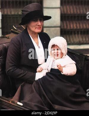 La principessa Elisabetta di York (regina Elisabetta II) raffigurata con la sua nannia, Cavaliere Clara ('Allah') che viene preso per un giro in carrozza. Versione colorata di: 10555504 Data: 1927 Foto Stock