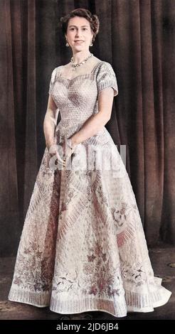 Una fotografia scattata su richiesta speciale della Regina per mostrare la lavorazione della abito, opera di Norman Hartnell. È in raso bianco, con un corpetto aderente e una squadretta tagliata sul collo sopra le spalle prima di curvare a forma di cuore. Il camoscio presenta cristalli dorati, diamanti graduati e perle, nonché rappresentazioni del Leek del Galles, del Thistle di Scozia, dello Shamrock d'Irlanda e della Tudor Rose d'Inghilterra. Versione colorata di: 10512778 Data: 1953 Foto Stock