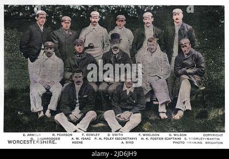 Worcestershire County Cricket Club Side nel 1900s. Lo skipper, Harry K. Foster (1873-1950) (nella foto secondo da destra in fila centrale), come tanti suoi contemporanei anche eccelso ad altri sport, in questo caso Racquets - come campione britannico Amatore dal 1894-1900! Versione colorata di: 10690717 Data: Circa 1905 Foto Stock