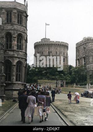 I visitatori del Royal Windsor Castle, Berkshire, Inghilterra, si avvicinano alla Round Tower. Versione colorata di: 10794444 Data: Inizio 1950s Foto Stock