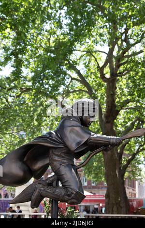 La statua di "Harry Potter" a Londra mostra il giovane mago che gioca a Quidditch Foto Stock