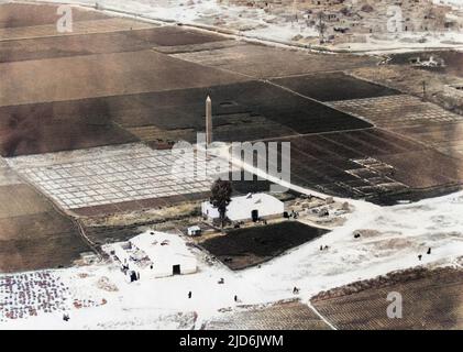 L'obelisco di Senusret i, nell'antica città di Heliopolis, Egitto. Senusret vi eresse due obelischi di granito rosso per celebrare il suo anno 30 Eb sed Jubilee. Uno degli obelischi rimane ancora ed è il più antico obelisco in piedi in Egitto. Ora si trova nell'area al-Masalla (Obelisco in arabo) del distretto di al-Matariyyah vicino al distretto di Ain Shams (Heliopolis). È alto 67 piedi e pesa 120 tonnellate (240.000 libbre). Versione colorata di: 10909658 Data: Circa 1930s Foto Stock