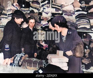 Ispezione di un sistema di distribuzione di vestiti per le vittime di RAID aereo (che sono arrivati in Gran Bretagna dalla Nuova Zelanda) - una visita della regina Elizabeth & Eva Violet Isaacs (n?e Mond), Marchesa di Reading, figlia di 1st Barone Melchett (1895-1973), Capo dei servizi volontari delle Donne - Marzo, 1941. Versione colorata di: 11005310 Data: 1941 Foto Stock