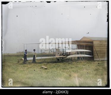 Wilbur e Orville Wright con la loro seconda macchina motorizzata; Huffman Prairie, Dayton, Ohio. Data 1904 maggio. Versione colorata di: 10591022 Foto Stock