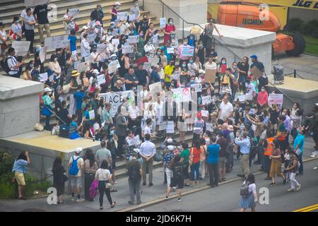 New York, New York, Stati Uniti. 17th giugno 2022. Centinaia di studenti e genitori preoccupati si sono riuniti presso l'edificio del Dipartimento dell'Educazione di NYC a Lower Manhattan per richiedere il sistema di ammissione alla base dei meriti per la High School. (Credit Image: © Ryan Rahman/Pacific Press via ZUMA Press Wire) Foto Stock