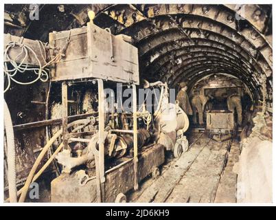 Tunnel sotto Londra, costruzione di un tubo fognario. Versione colorata di: 10080840 Data: Circa 1900 Foto Stock