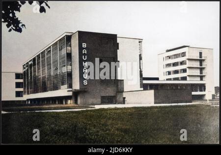 L'edificio Bauhaus a Dessau, città di produzione nella Germania orientale. L'edificio fu costruito nel 1925 - 26 dall'architetto tedesco Walter Gropius. Versione colorata di: 10070071 Data: 1930s Foto Stock