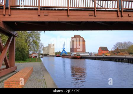 Aprile 30 2022 - Anklam in Germania: Piccolo porto industriale in un giorno clown Foto Stock