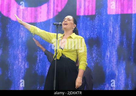 Newport, Regno Unito. 18th giugno 2022. Cantante inglese, cantautore e podcaster Jessica Lois Ware professionalmente noto come Jessie Ware suona dal vivo sul palco al Festival dell'Isola di Wight. (Foto di Dawn Fletcher-Park/SOPA Images/Sipa USA) Credit: Sipa USA/Alamy Live News Foto Stock