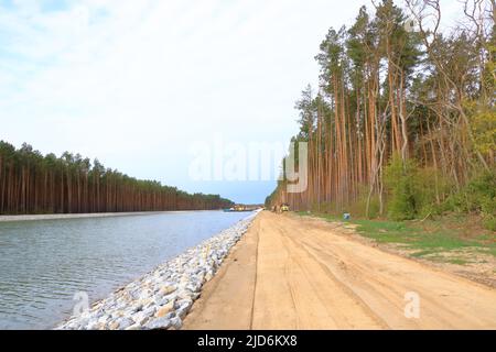 Maggio 01 2022 - Oder-Havel Wasserstrasse a Brandeburgo, Germania: Lavori di costruzione sul canale Foto Stock