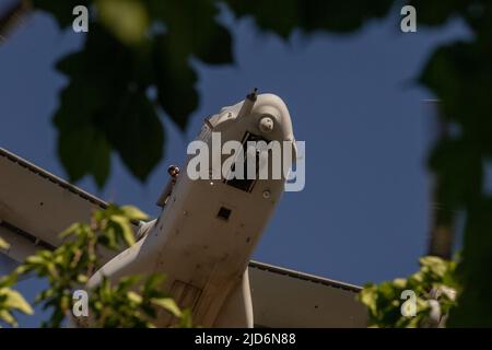 Un aeromobile MV-22B Osprey con armi e tattiche per aviazione marina Squadron One, comando di addestramento della forza di lavoro Marine Air Ground, vola sul prato del generale per un'operazione di evacuazione non combattente (NEO) durante il corso di istruttori di armi e tattiche 3-22 presso il Marine Corps Air Ground Combat Center, Twentynine Palms, California, 15 aprile 2021. IL NEO simula scenari reali per Marines per praticare l'evacuazione di non combattenti da aree potenzialmente pericolose. (STATI UNITI Foto del corpo marino di Lance CPL. Broden Marshall) Foto Stock