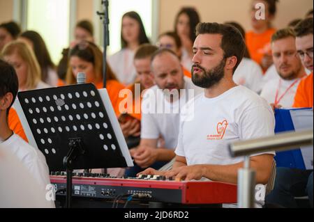 Un giovane suona il pianoforte durante una prova del coro del Mladifest 2021 – la festa della gioventù a Medjugorje. Foto Stock