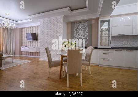 Cucina moderna e luminosa con colori bianco e rosa Foto stock - Alamy