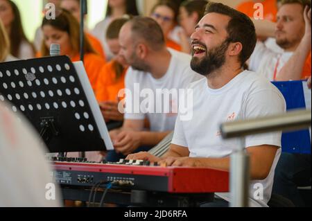 Un giovane suona il pianoforte durante una prova del coro del Mladifest 2021 – la festa della gioventù a Medjugorje. Foto Stock