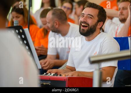 Un giovane suona il pianoforte durante una prova del coro del Mladifest 2021 – la festa della gioventù a Medjugorje. Foto Stock