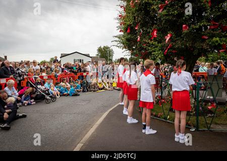 Appleton Thorn, Cheshire. 18 giugno 2022 - Bawming the Thorn nel villaggio di Appleton Thorn, Cheshire, Inghilterra, Regno Unito. Una celebrazione e una rievocazione del ritorno di Adam de Dutton dalle Crociate con la scuola elementare locale che esegue una danza intorno al Thorn Tree. Questo evento annuale non è stato eseguito dal COVID 19 Pandemic Hit The World Credit: John Hopkins/Alamy Live News Foto Stock