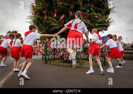 Appleton Thorn, Cheshire. 18 giugno 2022 - Bawming the Thorn nel villaggio di Appleton Thorn, Cheshire, Inghilterra, Regno Unito. Una celebrazione e una rievocazione del ritorno di Adam de Dutton dalle Crociate con la scuola elementare locale che esegue una danza intorno al Thorn Tree. Questo evento annuale non è stato eseguito dal COVID 19 Pandemic Hit The World Credit: John Hopkins/Alamy Live News Foto Stock