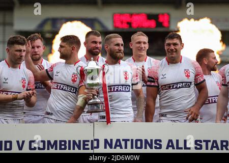 Sam Tomkins #1 della squadra inglese del campionato nazionale di rugby solleva il trofeo dopo aver battuto Combined Nations All Stars 18-4 nella partita internazionale Foto Stock