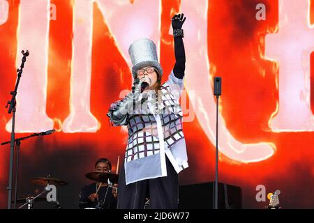 Newport, Regno Unito. 18th giugno 2022. Daisy Bertenshaw, noto anche come Chinchilla, artista creativo britannico e solista pop urbano, che si esibisce dal vivo sul palco al festival dell'isola di Wight. Credit: SOPA Images Limited/Alamy Live News Foto Stock