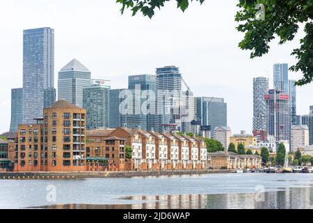 Il quartiere degli affari di Canary Wharf da Greenland Dock, Rotherhithe, il London Borough di Southwark, Greater London, England, Regno Unito Foto Stock