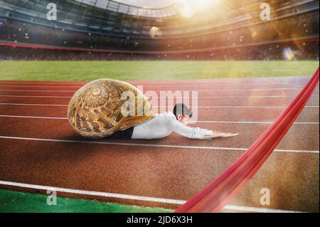 Businessman corre lento come una lumaca in una gara runner Foto Stock