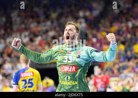 Il 18th giugno 2022 a Koeln/Germania, la Jubilation goalwart Andreas WOLFF (Kielce), la finale quattro della Handball Champions League, semifinali, Telekom Veszrem HC contro Lomza vive Kielce. Â Foto Stock