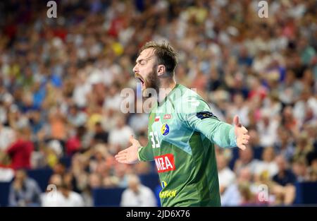 Il 18th giugno 2022 a Koeln/Germania, la Jubilation goalwart Andreas WOLFF (Kielce), la finale quattro della Handball Champions League, semifinali, Telekom Veszrem HC contro Lomza vive Kielce. Â Foto Stock