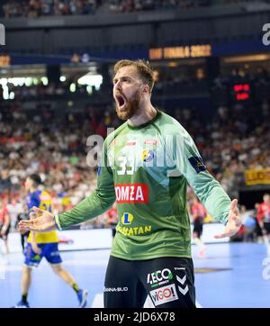 Il 18th giugno 2022 a Koeln/Germania, la Jubilation goalwart Andreas WOLFF (Kielce), la finale quattro della Handball Champions League, semifinali, Telekom Veszrem HC contro Lomza vive Kielce. Â Foto Stock